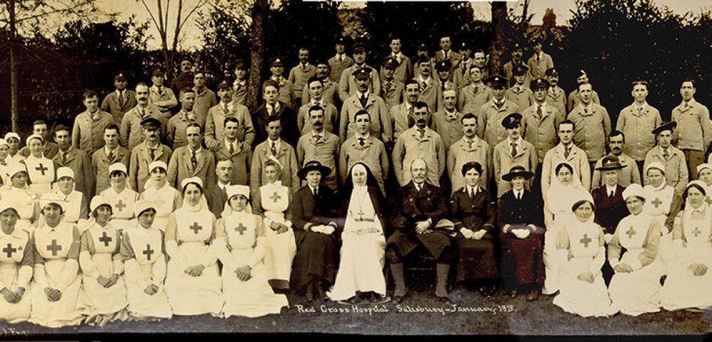 Soldiers and Red Cross nurses in a group photograph